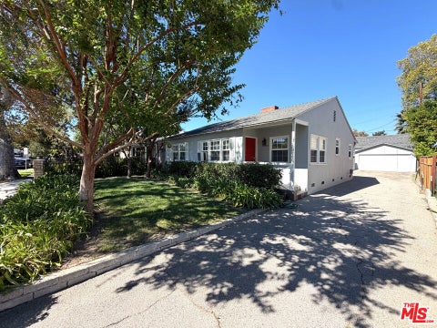 Photo of 10739 Aqua Vista Street, North Hollywood, CA 91602 (MLS # 26101650)