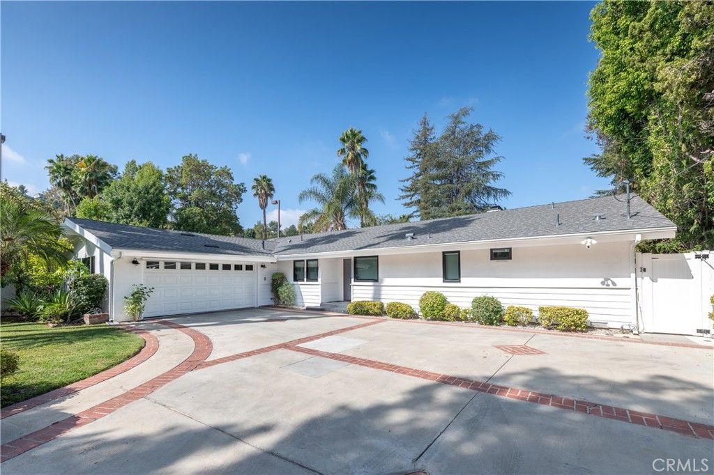 Photo of 4533 Collett Avenue, Encino, CA 91436 (MLS # SR25217587)