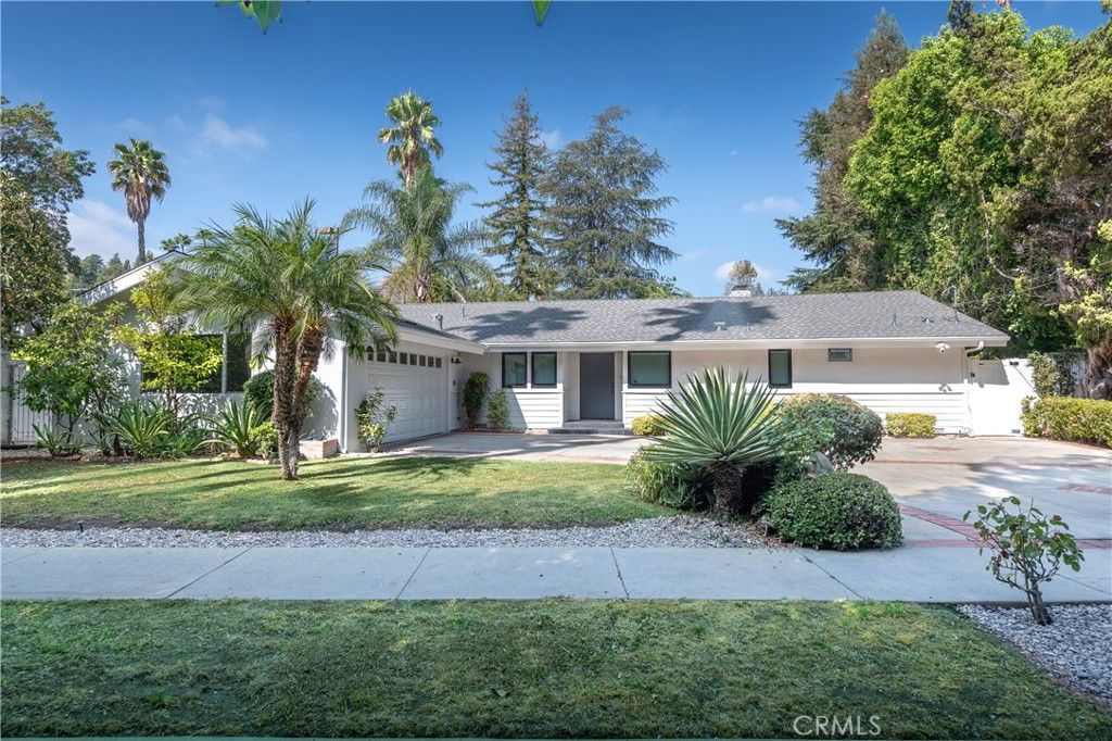 Photo of 4533 Collett Avenue, Encino, CA 91436 (MLS # SR25217587)