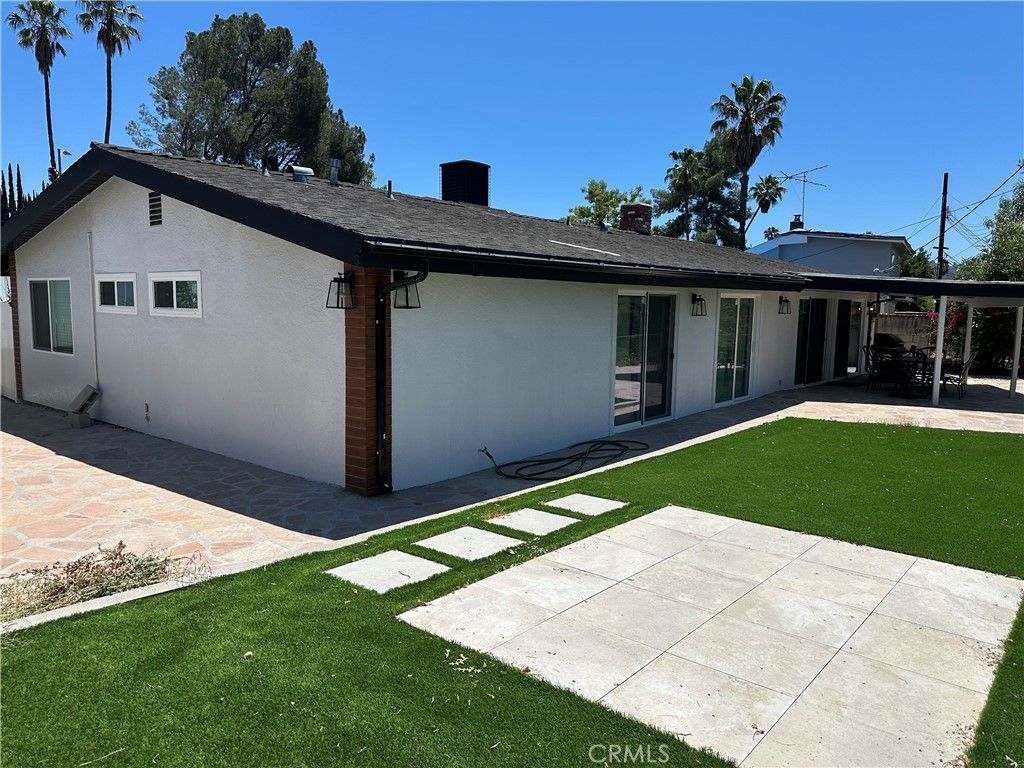 Photo of 20723 Dolorosa Street, Woodland Hills, CA 91367 (MLS # CV25173343)