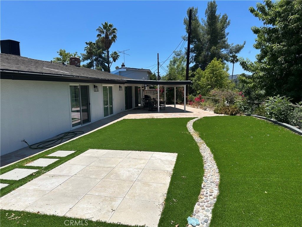 Photo of 20723 Dolorosa Street, Woodland Hills, CA 91367 (MLS # CV25173343)