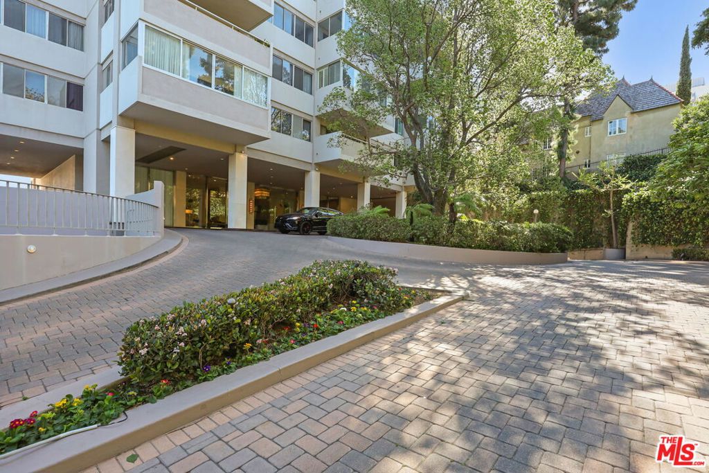 865 Comstock Avenue 7D