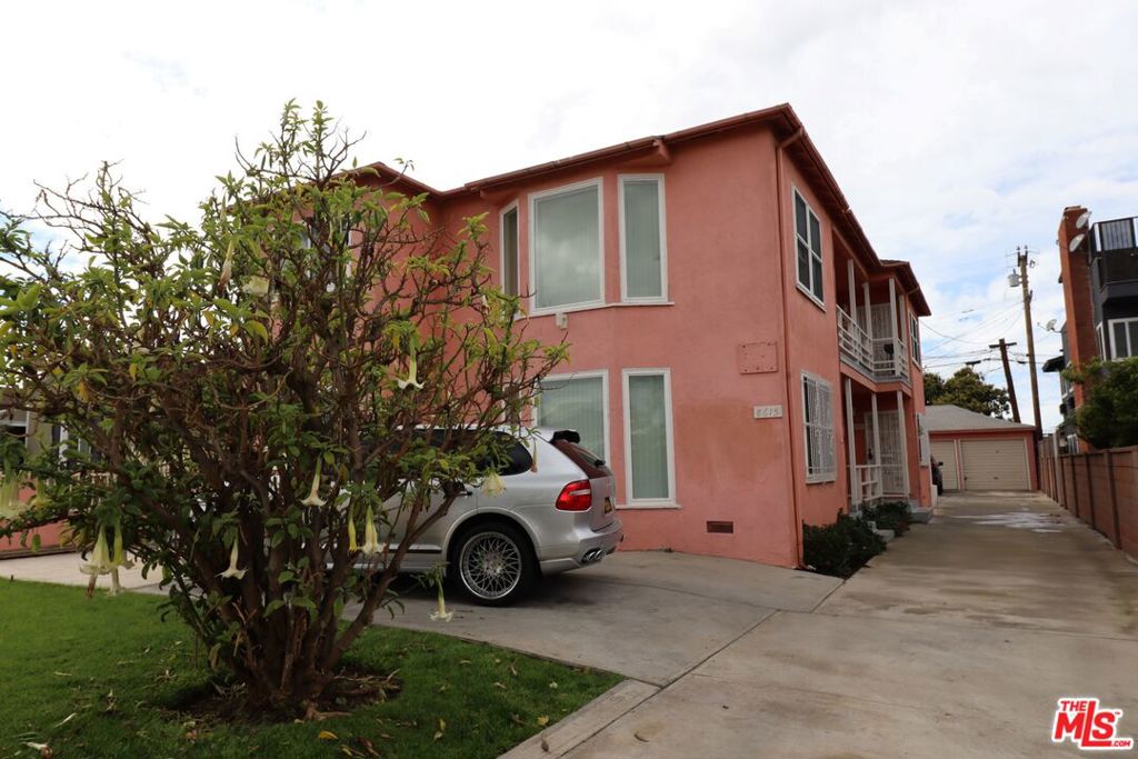 Large 1br 1ba along with 1 enclosed garage. Located in a residential street. Washer and dryer hook ups are in the unit. Hardwood floors through out. Only 4 units in the building. Central air condition and heating. Triple pane windows. A rare find close proximity to forum, sofi stadium, freeway and fox hills mall.