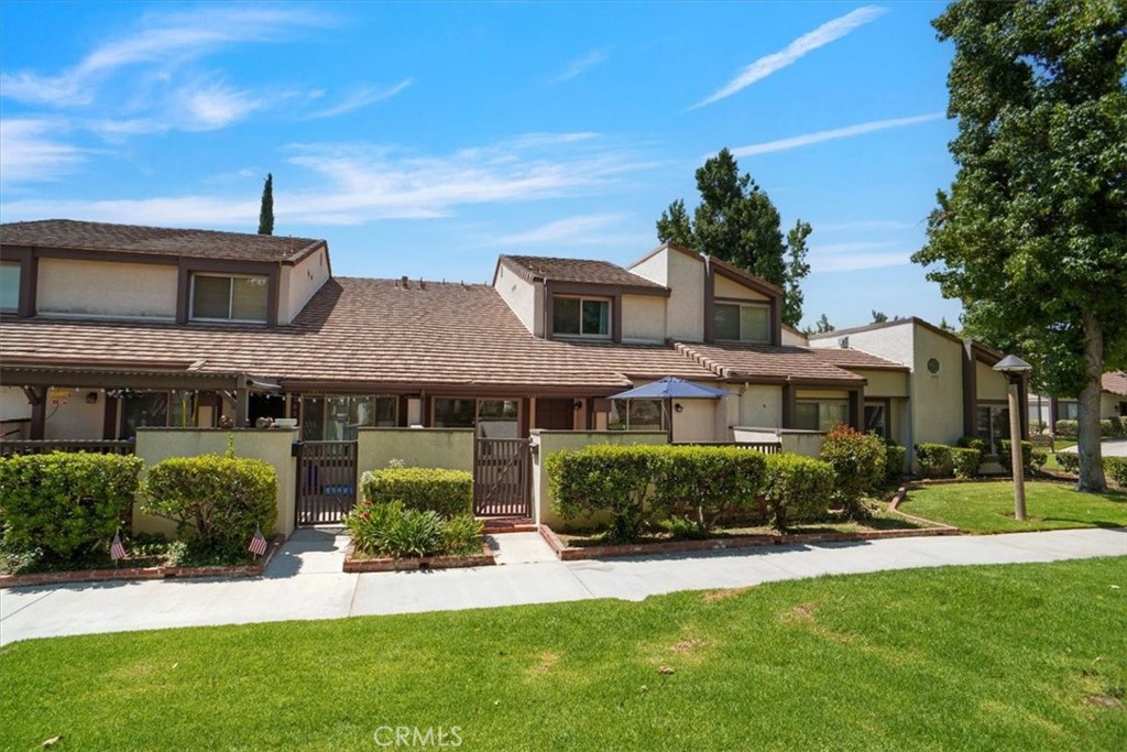 Welcome to this beautifully maintained townhome located in the highly desirable Valencia Fairways community. This lovely 3-bedroom, 2.5-bath home offers 1,217 sq ft of comfortable living space with fresh interior paint, dual pane windows (2018), and a newer HVAC system installed in 2023. Enjoy the inviting front patio—perfect for relaxing or entertaining—as well as an attached two-car garage for added convenience.
Ideally situated near CalArts, Vista Valencia Golf Course, and College of the Canyons, this home is FHA and VA approved. The HOA offers outstanding amenities including three pools and spas, tennis courts, basketball court, playground, security patrol, and well-kept common areas. A fantastic opportunity to own in one of Valencia’s most established neighborhoods!