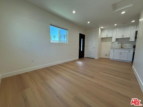 Photo of 19055 Gledhill Street, Northridge, CA 91324 (MLS # 26670183)