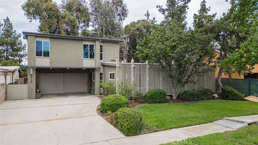 Photo of 5724 Wish Avenue, Los Angeles, CA 91316 (MLS # SR26154650)
