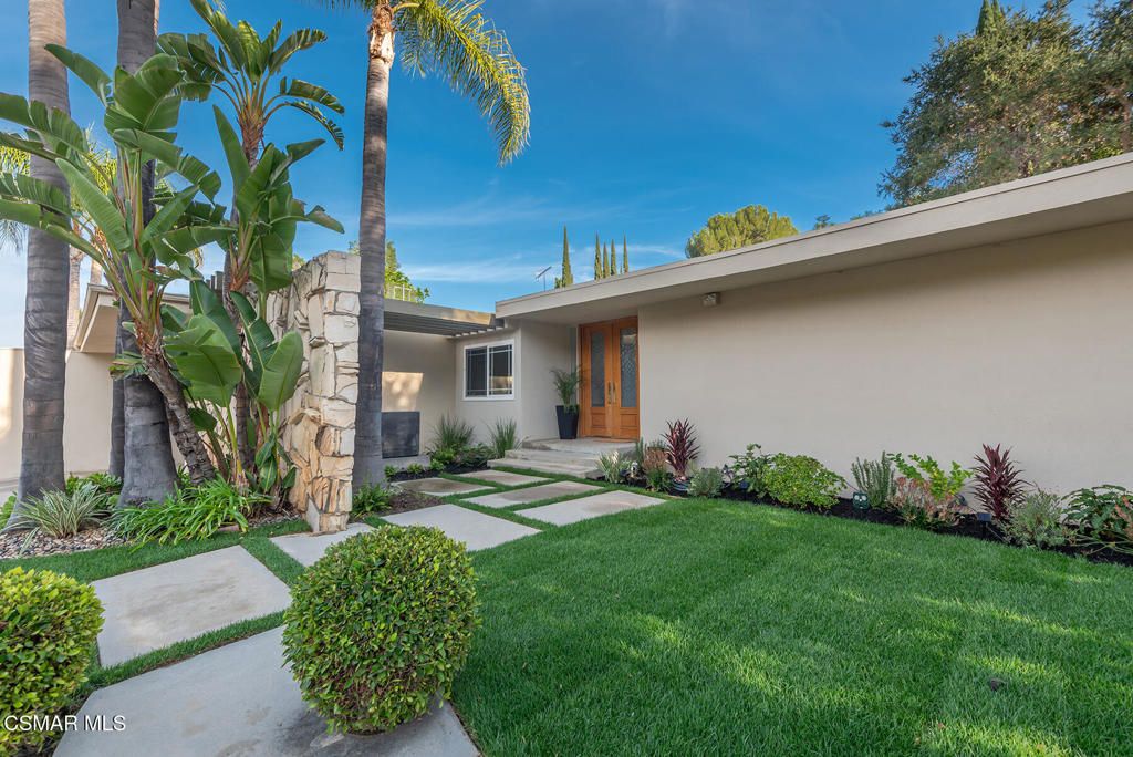 Photo of 16138 Meadowcrest Road, Sherman Oaks, CA 91403 (MLS # 225005557)