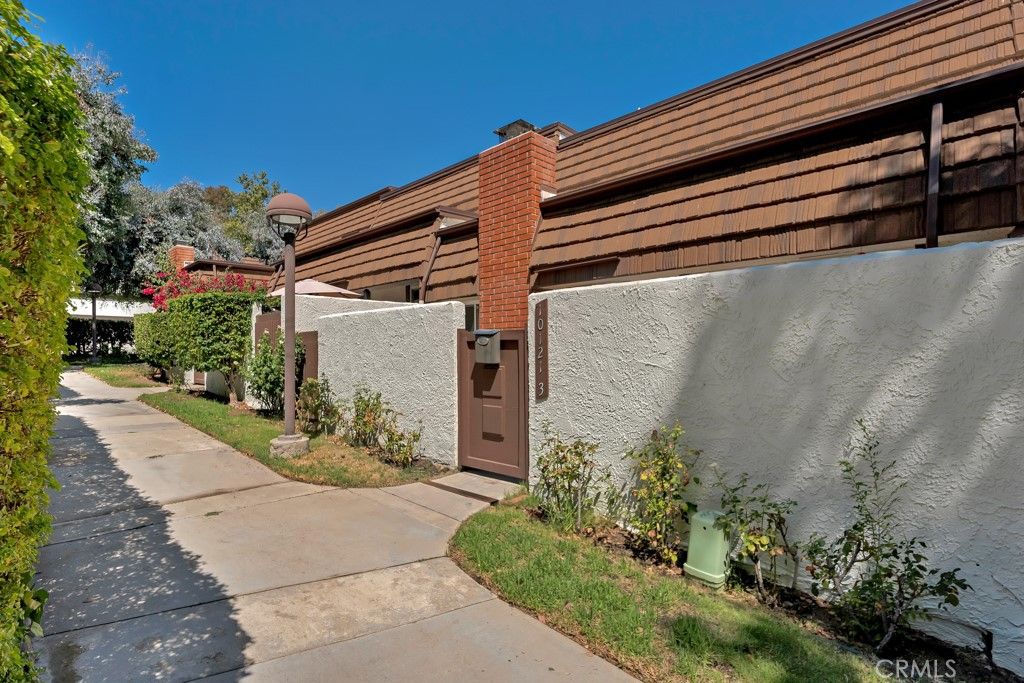 Photo of 10121 Larwin Avenue #3, Chatsworth, CA 91311 (MLS # SR25219352)