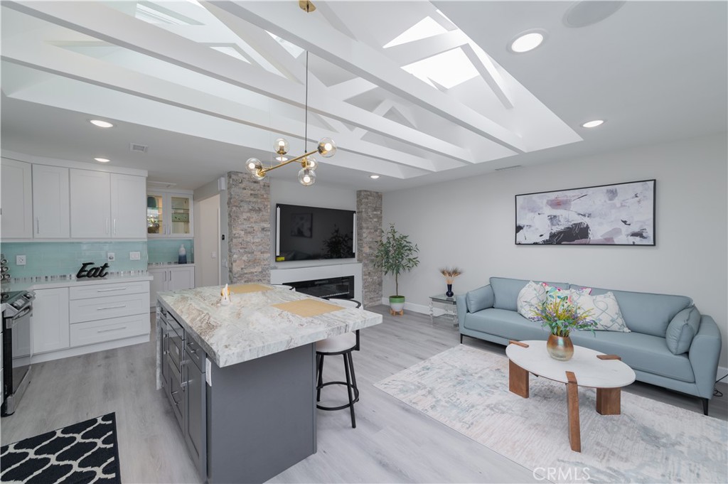 2206 Via Mariposa E B