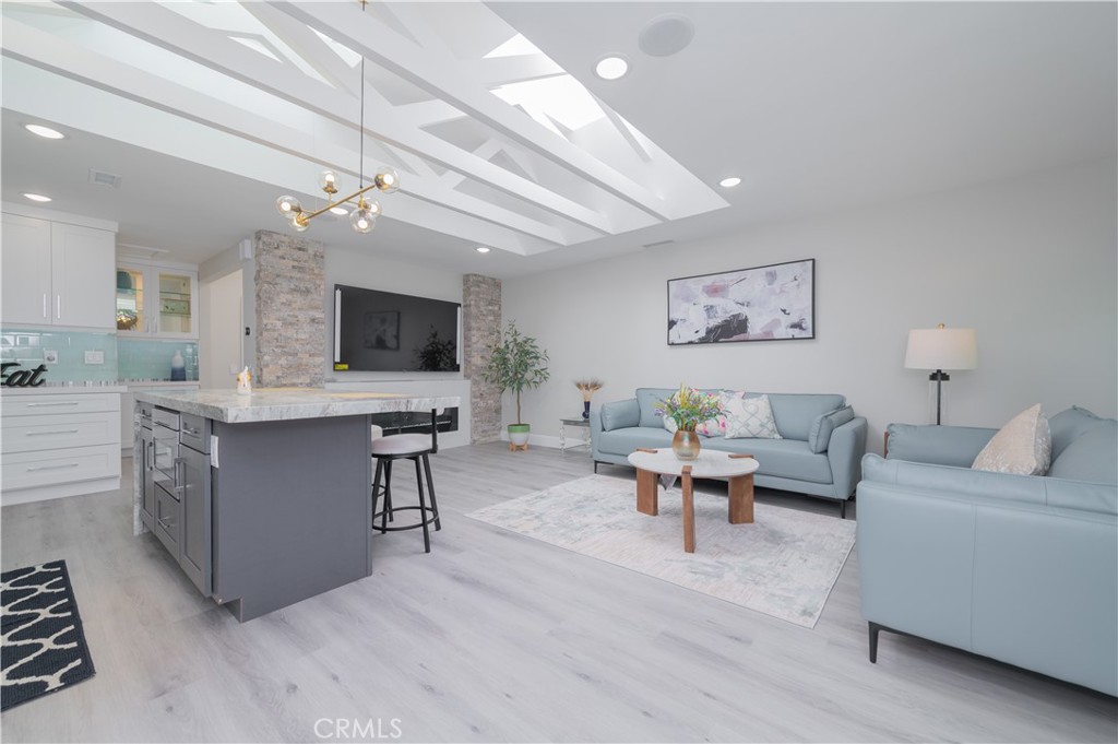 2206 Via Mariposa E B