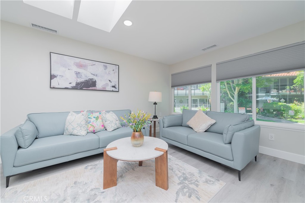 2206 Via Mariposa E B