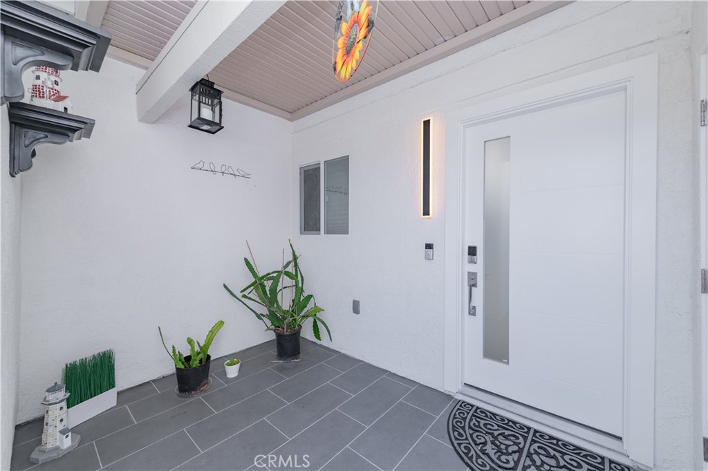 2206 Via Mariposa E B