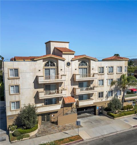Photo of 6800 Corbin Avenue #308, Reseda, CA 91335 (MLS # SR26113854)
