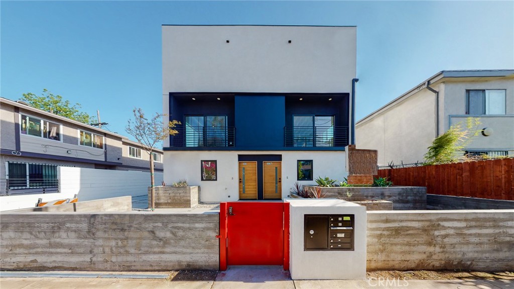Spacious 5 Bedroom, 4 Bath Modern Style Townhome (Front Unit with one common wall) is one of 4 townhomes on this attractive property. Prime location along the West Adams Blvd corridor and walking distance to a variety of urban amenities and minutes to Downtown Los Angeles, USC, the 10 Freeway, and local medical centers. The open floor plan is approximately 1,950 sq ft and features plenty of natural light streaming through large windows, laminate wood plank flooring throughout, and high ceilings. On the main floor, you'll find a large Open Living Area with a balcony and a fully-equipped kitchen including plenty of cabinet space, quartz counters, gas range, dishwasher, and refrigerator. The bath areas are modern-style with custom tiles. An In-Unit Laundry Closet with Washer and Dryer is conveniently located on the upper floor adjacent to bedroom areas. Also included: tankless water heater, central HVAC, and onsite parking for two vehicles. Water, gas, and electric are separately metered. SECTON 8 AND ROOMMATE GROUPS OKAY. Small pets are okay but must be house-trained and quiet.