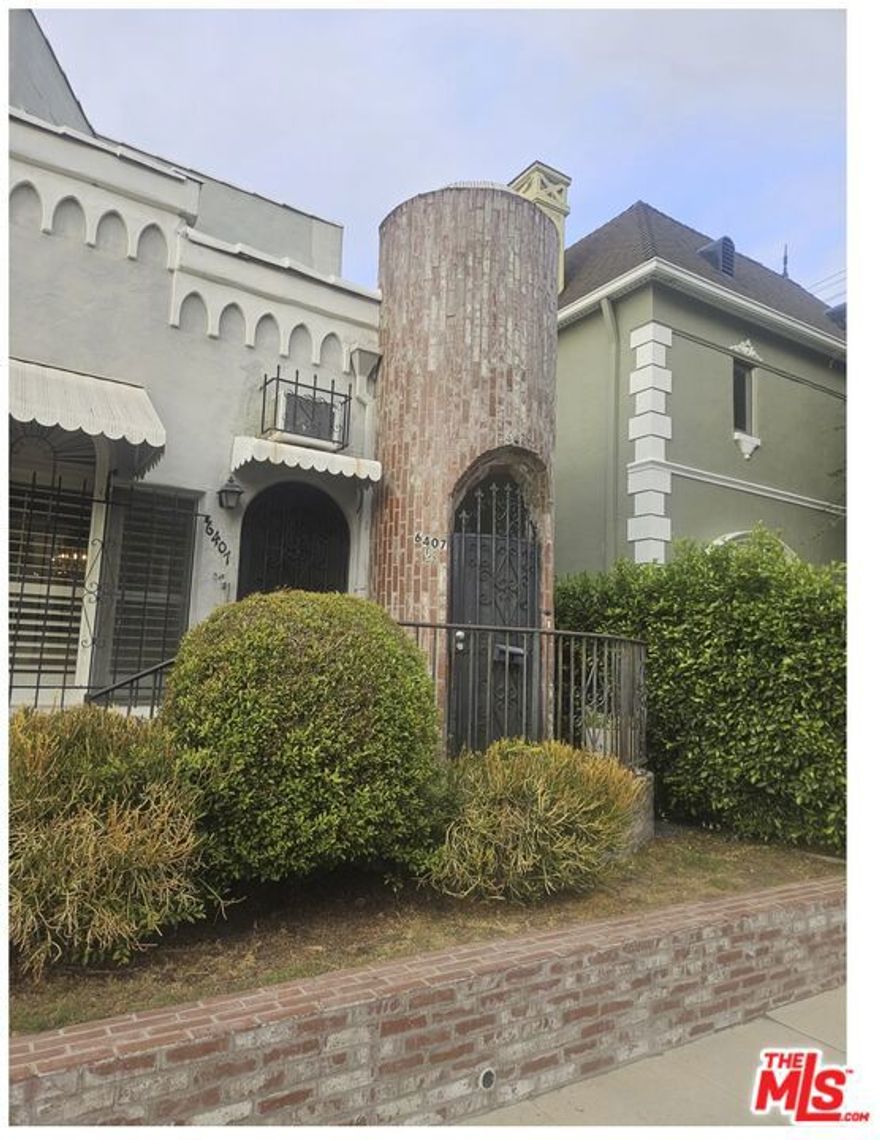 Bright and inviting 2 -bedroom, 1-bath second unit of a duplex is located in one of the most desirable walkable pockets of Los Angeles.  This character filled home features abundant natural light, vintage architectural details, and a spacious layout.   Just a short walk from major museums, The Grove, Pan Pacific Park, restaurants, coffee shops, and shopping.