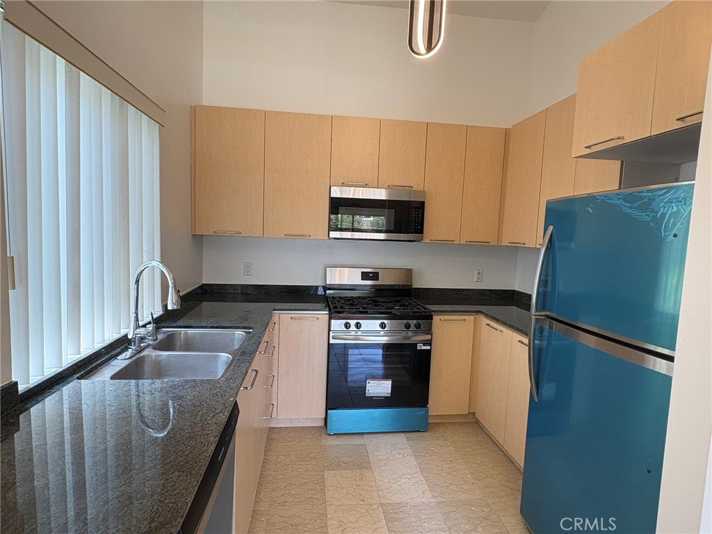 Beautiful 1 Bedroom 1 Bathroom top floor rental in a fantastic location in Sherman Oaks! Complete with new appliances, granite countertops, updated kitchen cabinetry, tile floors, and lots of natural light! Conveniently located with close access to the 405/101, and some of the best shops/restaurants in the San Fernando Valley!