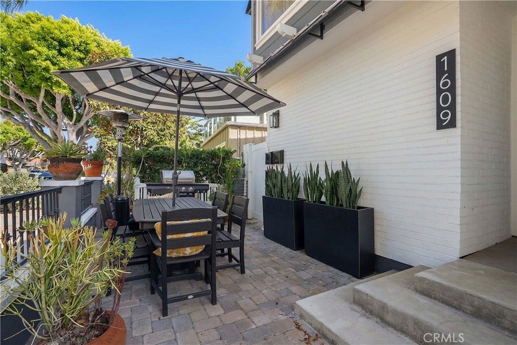 1609 E Balboa Boulevard