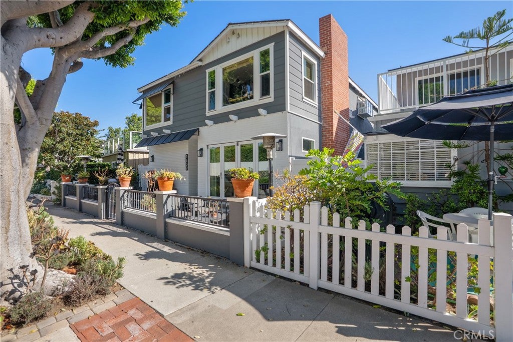 1609 E Balboa Boulevard
