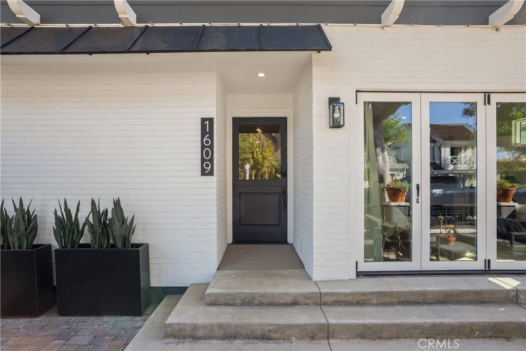 1609 E Balboa Boulevard