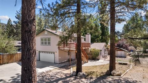 Photo of 924 Greenway Drive, Big Bear City, CA 92314 (MLS # SR25109894)