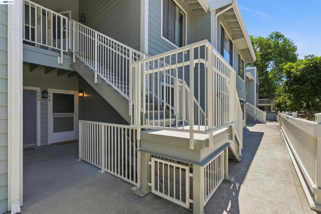 3530 Oakwood Terrace 104
