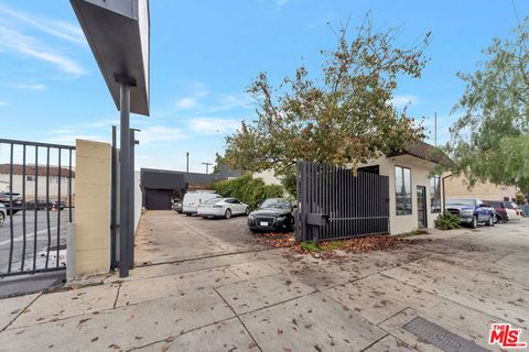 Photo of 10835 Magnolia Boulevard, North Hollywood, CA 91601 (MLS # 26727209)