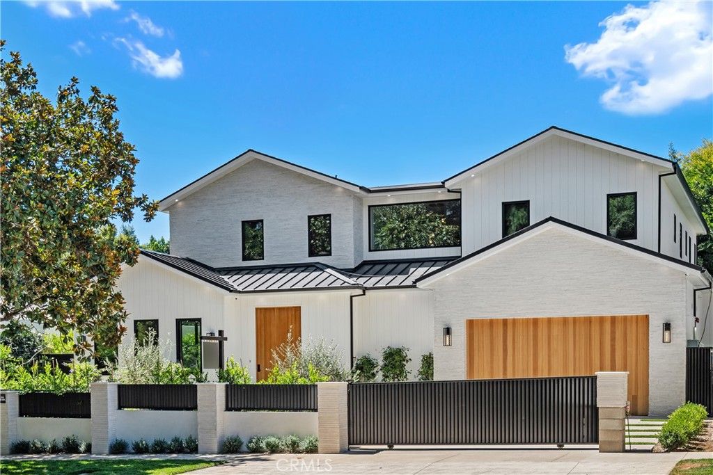 Photo of 315 Veteran Ave Ave, Los Angeles, CA 90024 (MLS # OC25214816)