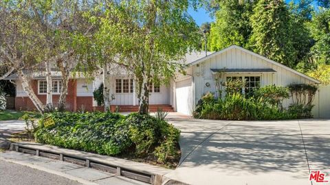 Photo of 4031 Hollyline Avenue, Sherman Oaks, CA 91423 (MLS # 26667267)