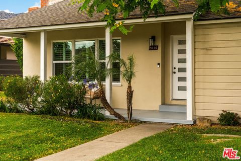 Photo of 2616 N Buena Vista Street, Burbank, CA 91504 (MLS # 26840433)