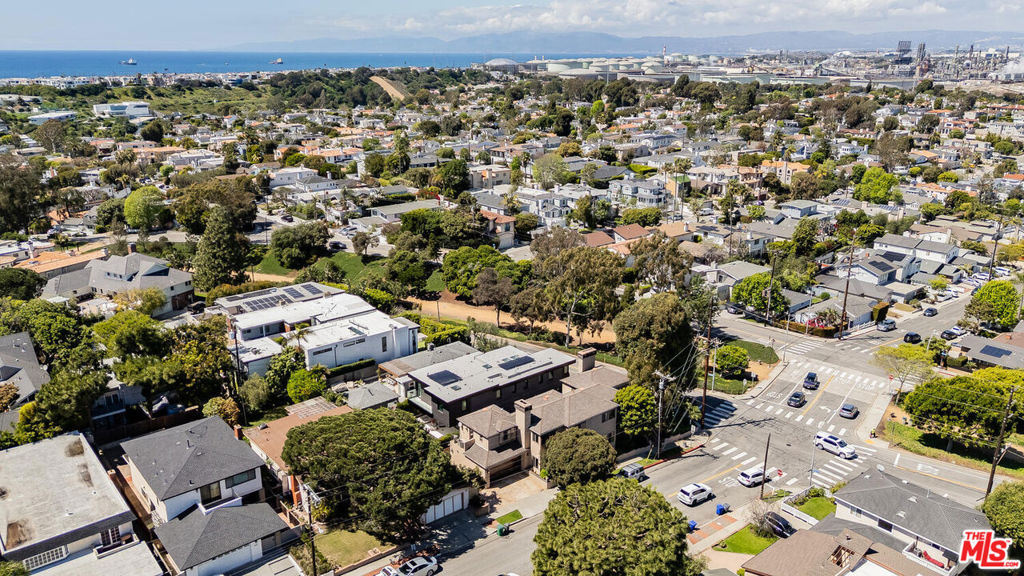 2422 N Ardmore Avenue