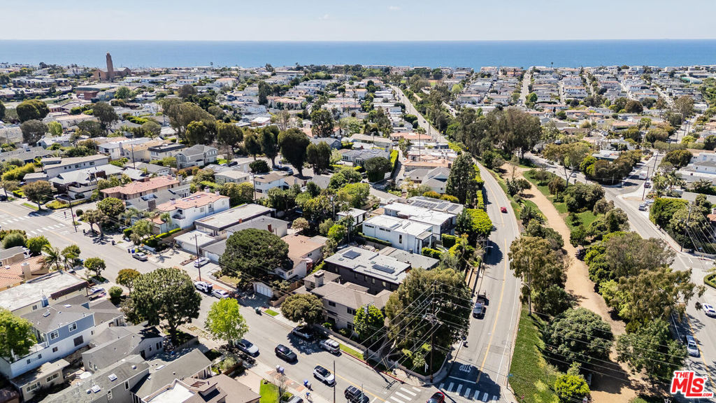 2422 N Ardmore Avenue