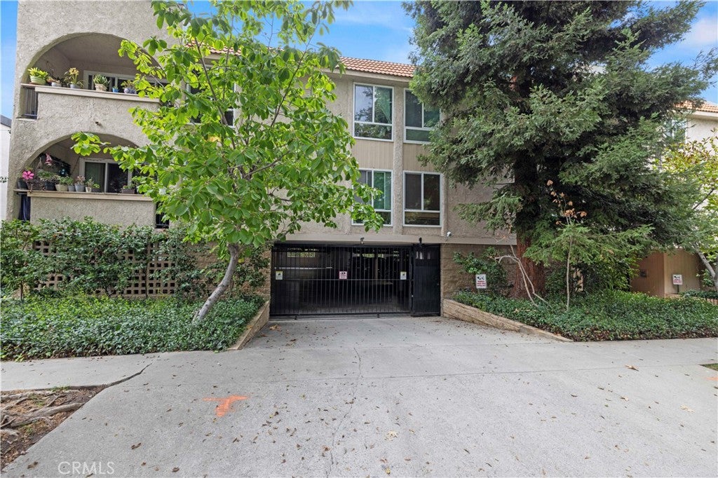 Photo of 14539 Benefit ST #205, Sherman Oaks, CA 91403 (MLS # SR26194511)