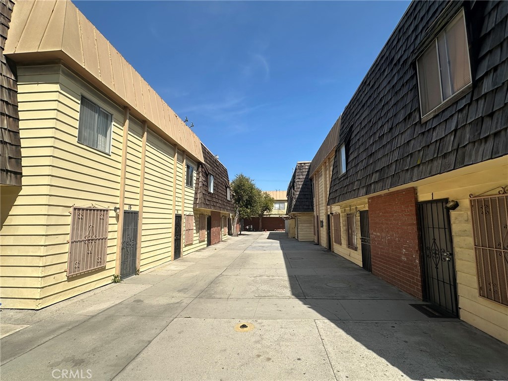 2124 N Santa Fe Avenue