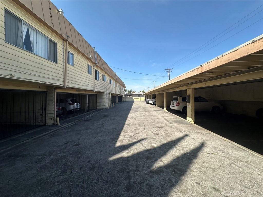 2124 N Santa Fe Avenue