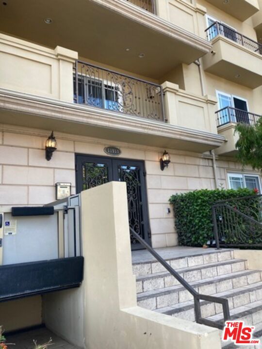 Beautifully appointed Condo building in the heart of Brentwood. large gourmet kitchen with top-of line Stainless steel Viking appliances. open bright large living room with fireplace, open to the balcony. Large Master- suit with walk in closet. washer/ Dryer in the unit. building has nice size of gym. sitting & meeting area of front Lobby. nice courtyard area. much more. ** Special offer - one month FREE for 13 months lease. Easy to show