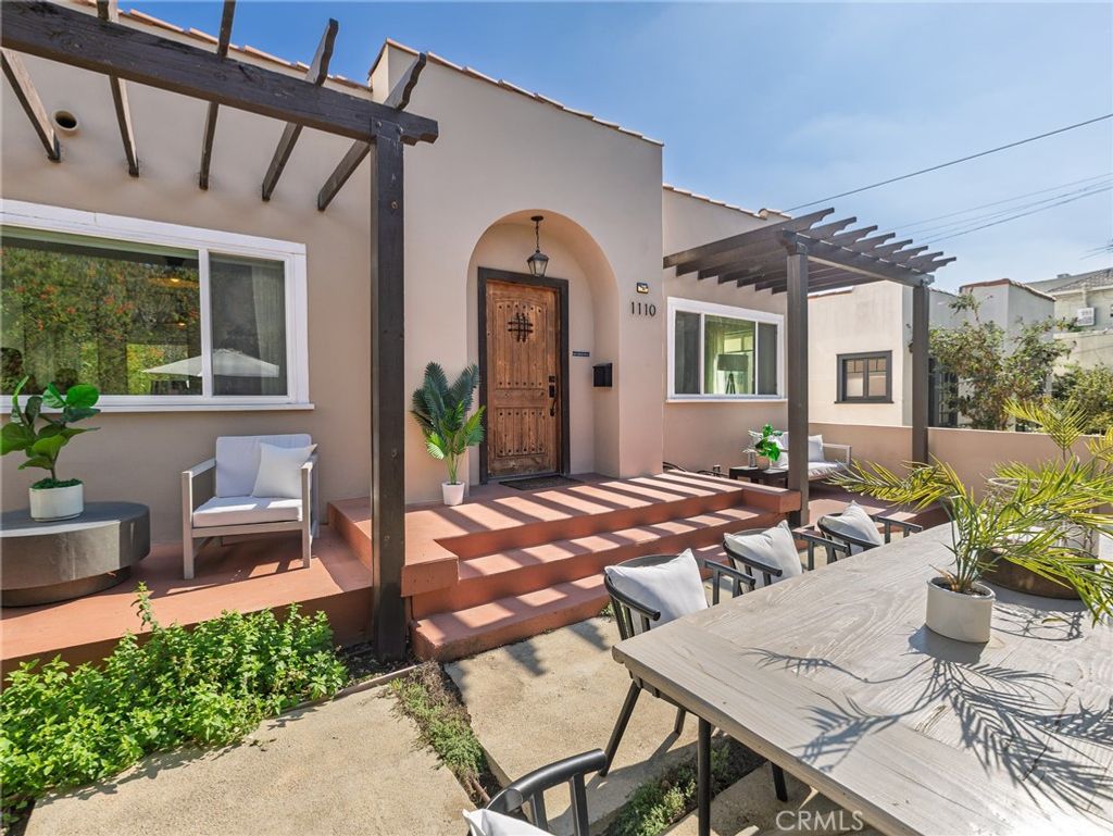 Photo of 1110 Queen Anne, Los Angeles, CA 90019 (MLS # SB26014487)