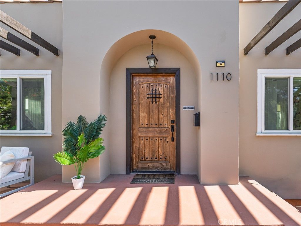 Photo of 1110 Queen Anne, Los Angeles, CA 90019 (MLS # SB26014487)