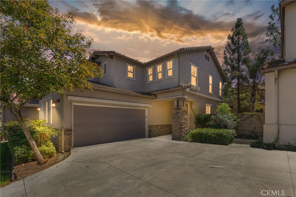 Welcome to this beautifully updated 3-bed, 2-bath home in the sought after Skyview Ridge community of Murrieta. Fresh new carpet and a stunning remodeled kitchen set the stage for easy, modern living. Enjoy a low-maintenance backyard perfect for relaxing or entertaining and a front yard landscaped and maintained by the HOA.
The neighborhood amenities are unbeatable: sparkling pool & spa, playground, dog park, and well-kept green spaces. Location is everything here right next to Vista Murrieta High School and just minutes from the new Costco and shopping plaza, with quick I-215 access for effortless commuting.