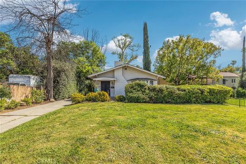 Photo of 1562 N Lake Avenue, Pasadena, CA 91104 (MLS # AR26061624)