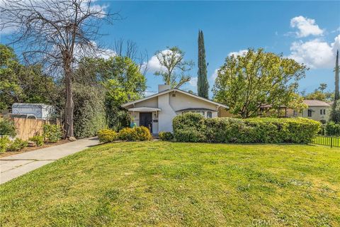Photo of 1562 N Lake Avenue, Pasadena, CA 91104 (MLS # AR26061624)