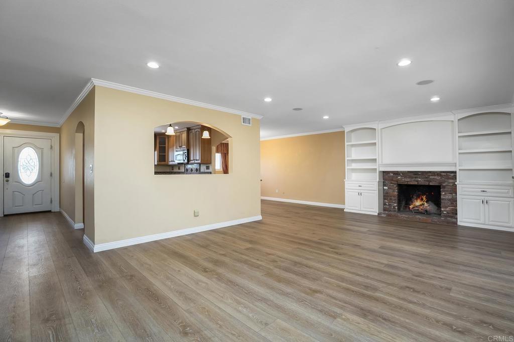 6261 CRYSTAL LAKE AVE