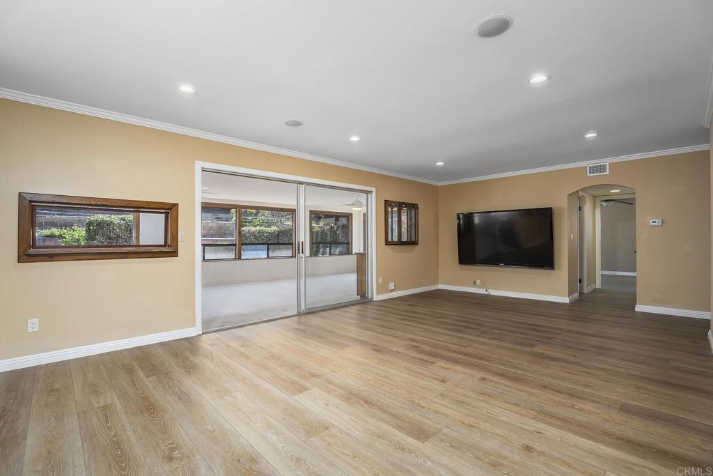 6261 CRYSTAL LAKE AVE