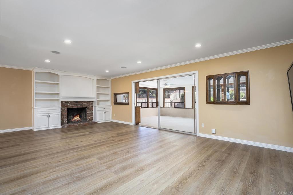 6261 CRYSTAL LAKE AVE