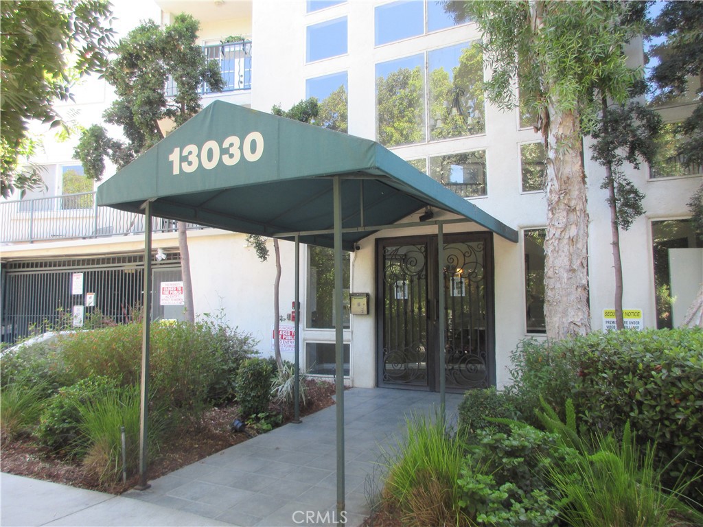 Tucked away on a peaceful, tree-lined street in the heart of Studio City, this 2-bed, 2.5-bath condo offers effortless living in an unbeatable setting. The gas fireplace in the living room creates comfort and a beautiful focal point. The dining room is located between the living room and kitchen. It features a large window as well as a built-in dry bar with storage. There is a half bathroom located just off the living area, convenient for guest use. The 2 bedrooms are upstairs with 2 full bathrooms. Additional highlights include new carpet upstairs, freshly painted throughout, in-unit enclosed laundry area for a full-size washer and dryer, two tandem secure parking spots in the gated subterranean parking garage and access to a community pool.
Located just moments from The Shops at Sportsmen's Lodg, the finest in upscale dining, retail, health and wellness, surrounded by trees, water fixtures and beautiful lights at night. Features Erewhon, Sugarfish, Next Health, and Rolling Greens, just to name a few - and many shops along Ventura Blvd. which include 5 guys, a bootcamp, Pilates, and cute cafes and coffee shops. Close in proximity to the Studio City Farmers Market which opens every Sunday 8 a.m. - 1 p.m.