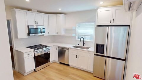Photo of 1305 Waterloo Street #B, Los Angeles, CA 90026 (MLS # 25611113) Photo of 1305 Waterloo Street #B, Los Angeles, CA 90026 (MLS # 25611113)