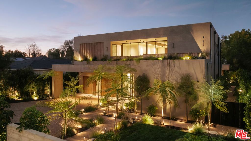 Photo of 18911 Ringling Street, Tarzana, CA 91356 (MLS # 26639495)