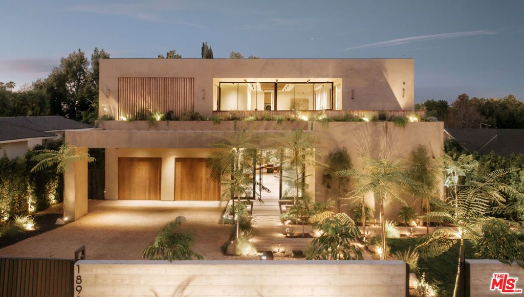 Photo of 18911 Ringling Street, Tarzana, CA 91356 (MLS # 26639495)