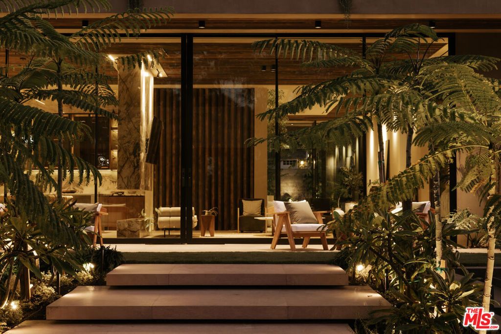 Photo of 18911 Ringling Street, Tarzana, CA 91356 (MLS # 26639495)