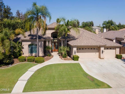 Photo of 13114 Nantucket Place, Bakersfield, CA 93314 (MLS # V1-38937)