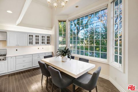 19500 Winifred Street Tarzana CA 91356